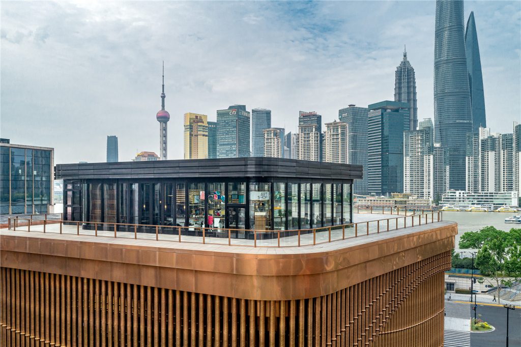 例如上海的bar rouge, 它位于外滩18号的顶层,这座建筑也是联合国教科